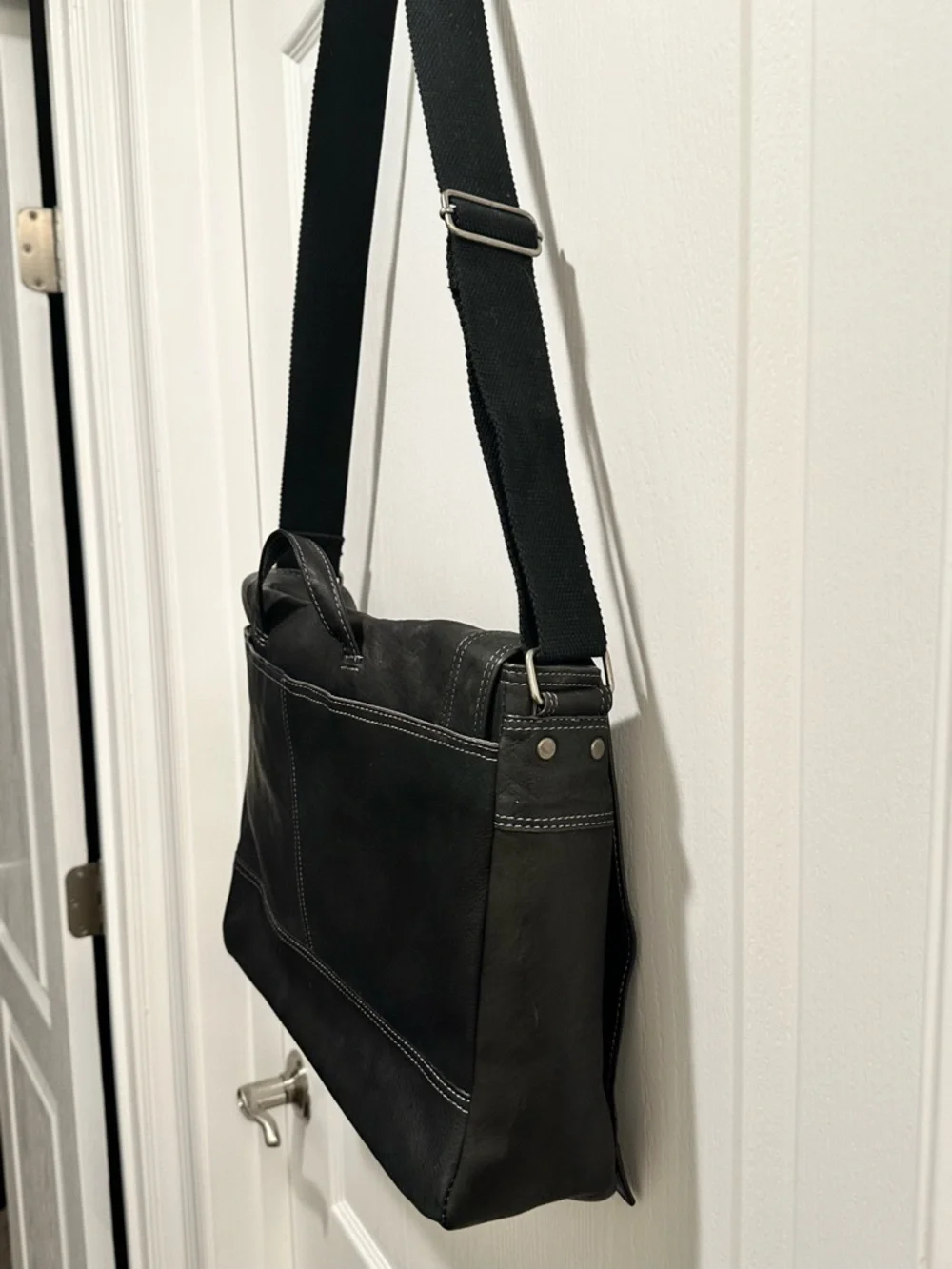 EBAGS Black Leather Laptop Messenger Bag with Adjustable Strap